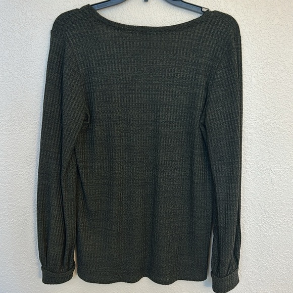 Women’s Express dark green long sleeve top size medium. - Picture 3 of 4